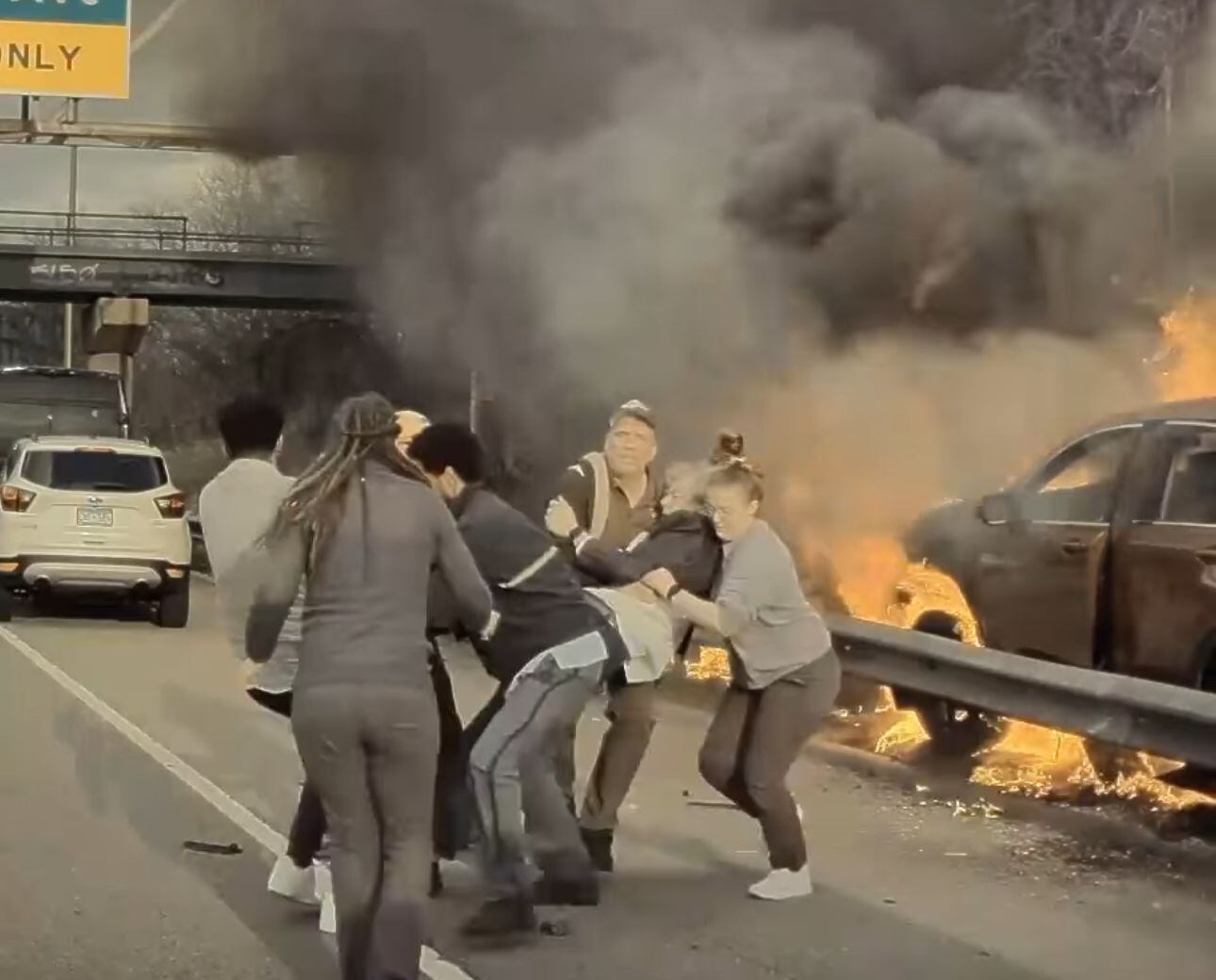 El hombre fue atendido por médicos después de haber sido rescatado