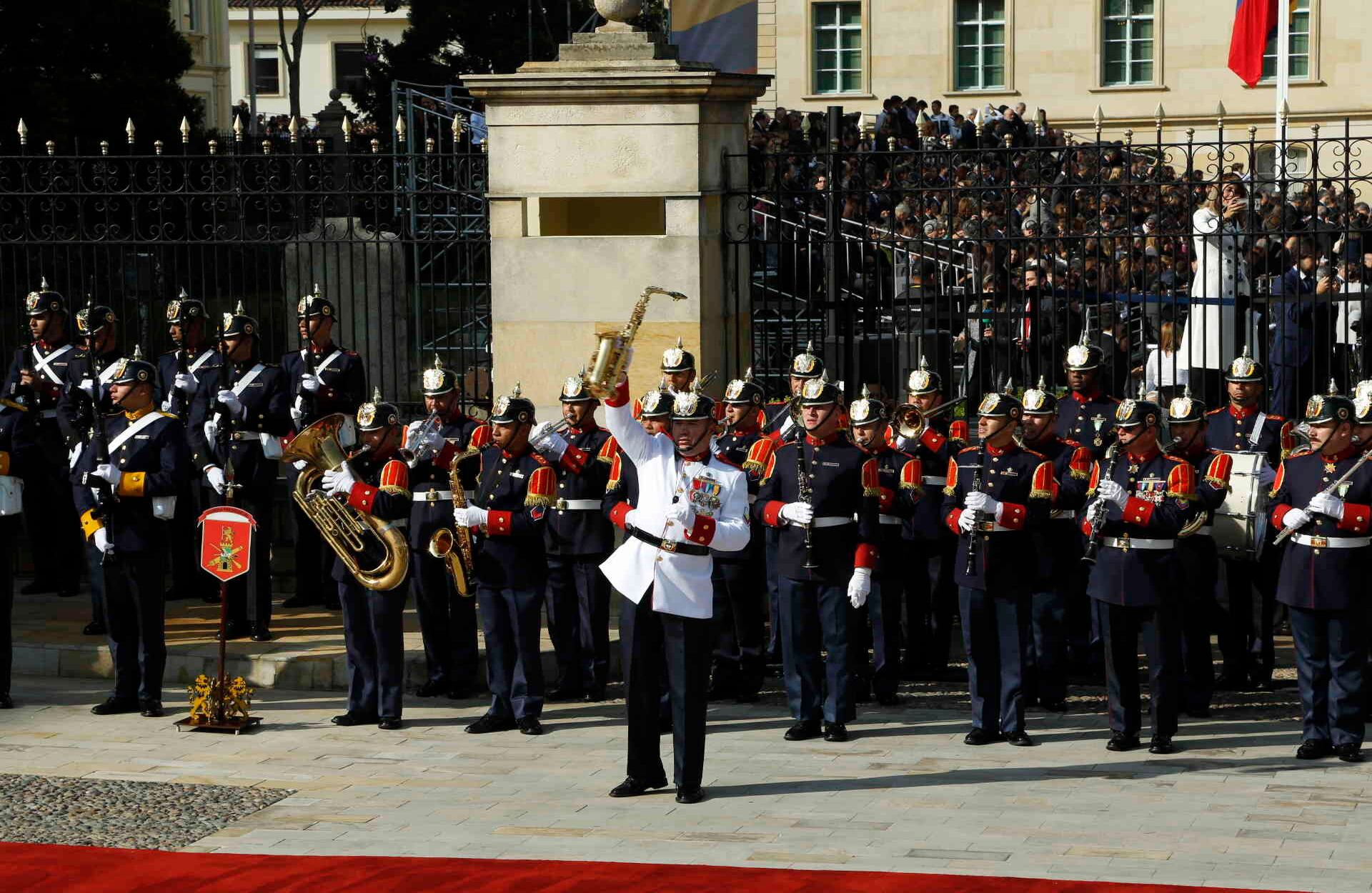 La orquesta presidencial fue la encargada de homenajear al papa Francisco en su llegada a la Plaza de Armas. Foto: Guillermo Torres// SEMANA 