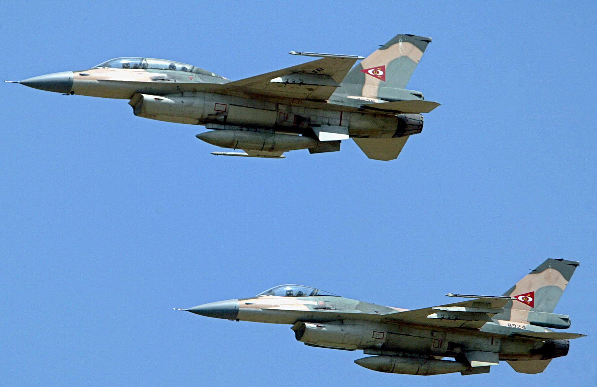 Aviones F-16 de la Fuerza Aerea venezolana sobrevuelan el 10 de diciembre de 2003 la base aerea de Maracay, a 80 km de Caracas