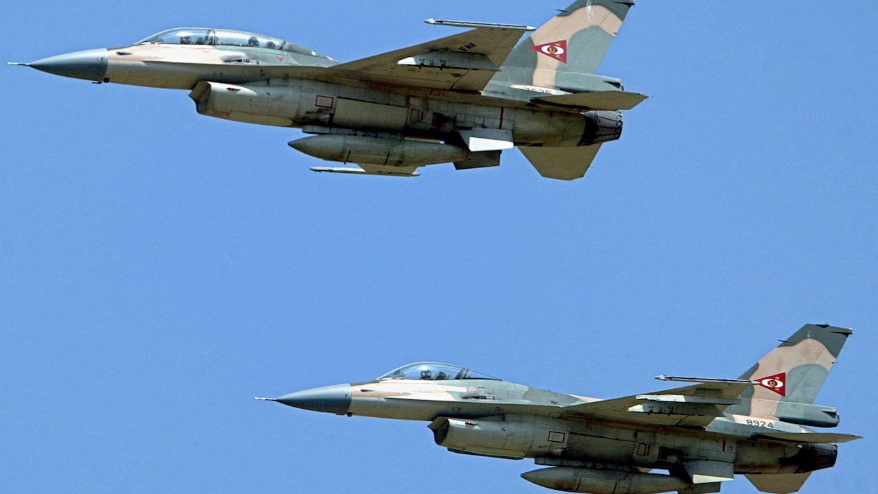 Aviones F-16 de la Fuerza Aerea venezolana sobrevuelan el 10 de diciembre de 2003 la base aerea de Maracay, a 80 km de Caracas