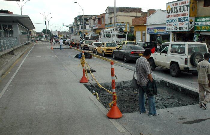 No es un chiste. Aún no ha sido inaugurado el Sistema de Transporte Masivo de Cali y algunas de las losas de las troncales presentan deterioro. Ante esa irregularidad Metrocali exigió a los constructores corregir las fallas. Precisamente en torno a las obras ejecutadas las Contraloría General y de Cali reportaron hallazgos fiscales que comprometen 16.000 millones de pesos y sobrecostos por 3.300 millones de pesos en el contrato de semaforización con la firma Siemens.