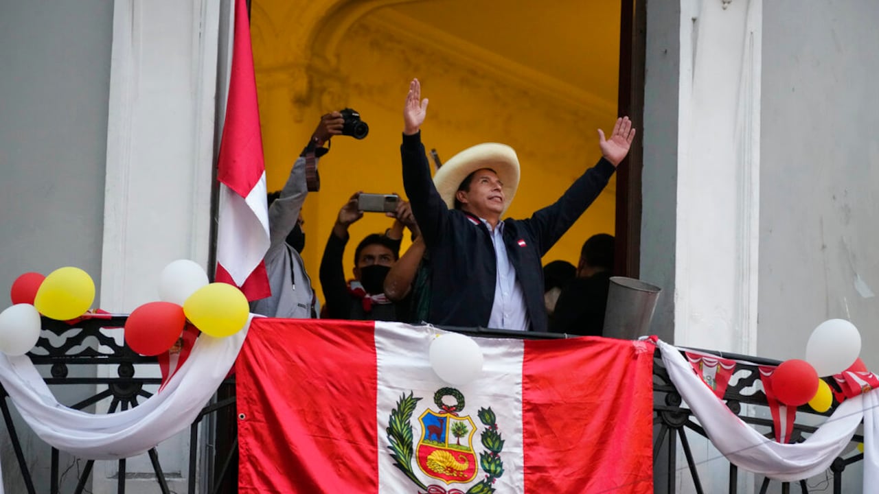 El candidato presidencial Pedro Castillo saluda a sus simpatizantes que festejan los resultados parciales en los que aparece con ventaja sobre su rival Keiko Fujimori, el lunes 7 de junio de 2021 en la sede de campaña de Castillo, en Lima, Perú. (AP Foto/Martín Mejía)