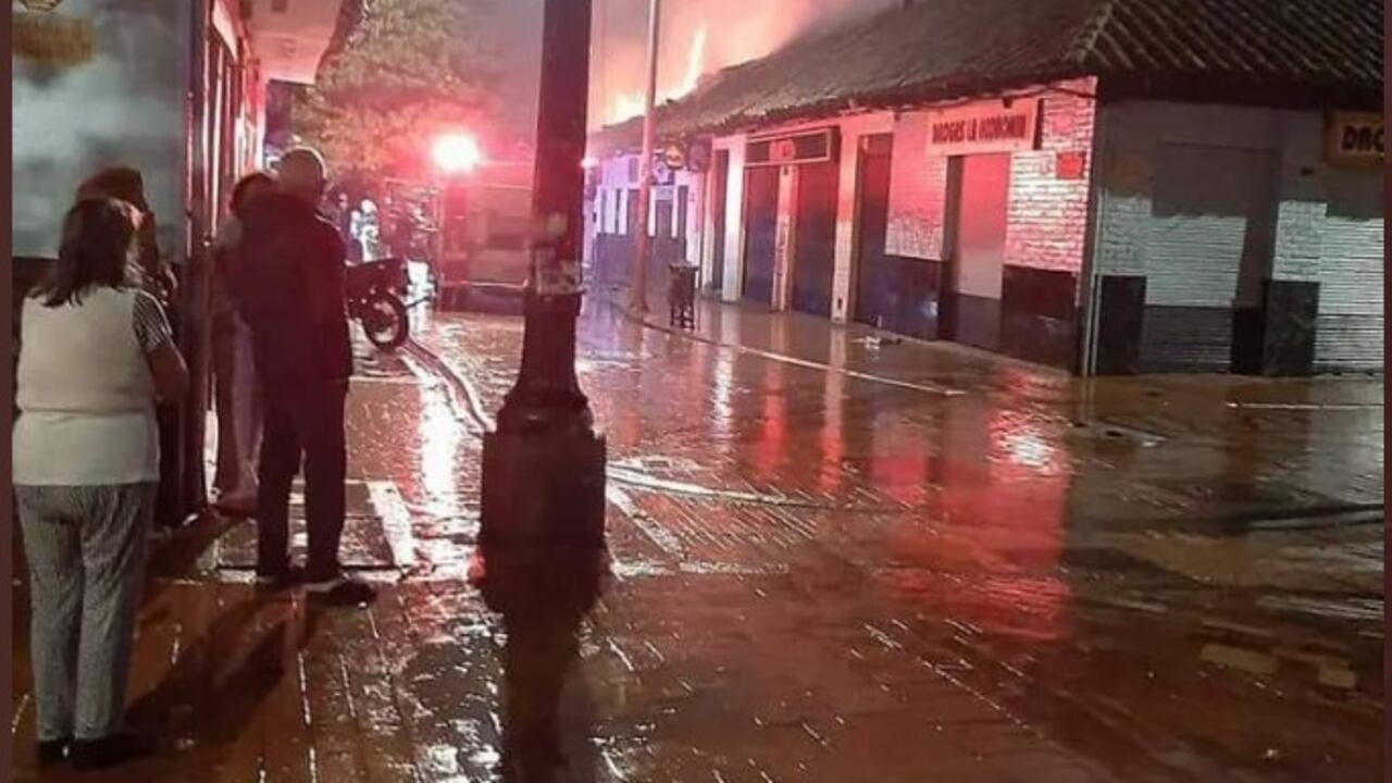 Varias viviendas resultaron afectadas en un incendio en el centro histórico de Chía