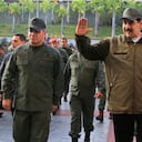 ARCHIVO - En esta foto del 2 de mayo de 2019 difundida por la Oficina de Prensa de Miraflores, el presidente de Venezuela, Nicolás Maduro, a la derecha, acompañado de su ministro de Defensa, Vladimir Padrino, saluda a su llegada al Fuerte Tiuna, en Caracas, Venezuela. (Jhonn Zerpa/Miraflores Press Office via AP Archivo)