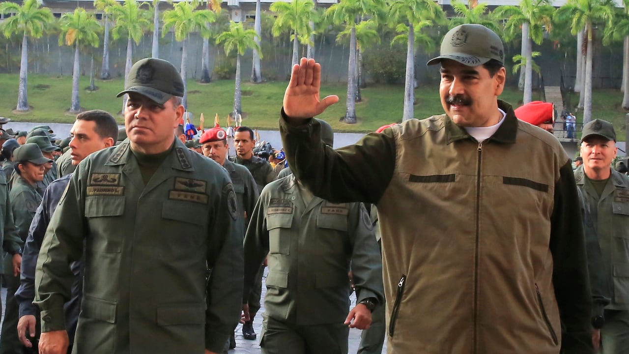 ARCHIVO - En esta foto del 2 de mayo de 2019 difundida por la Oficina de Prensa de Miraflores, el presidente de Venezuela, Nicolás Maduro, a la derecha, acompañado de su ministro de Defensa, Vladimir Padrino, saluda a su llegada al Fuerte Tiuna, en Caracas, Venezuela. (Jhonn Zerpa/Miraflores Press Office via AP Archivo)
