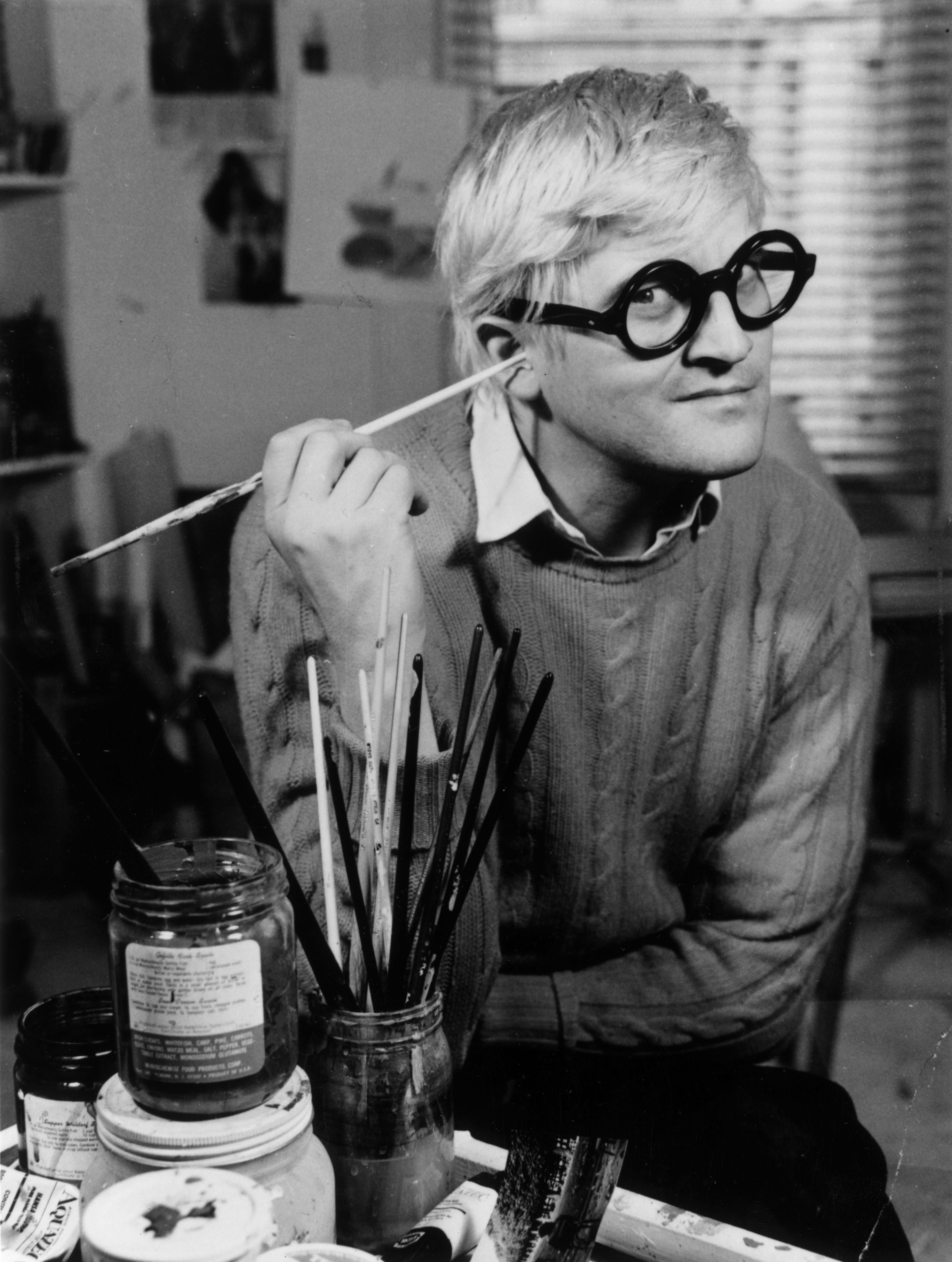 El artista pop británico, grabador, escenógrafo y fotógrafo David Hockney en su estudio de Bayswater. Foto: Francis Goodman/Getty Images.