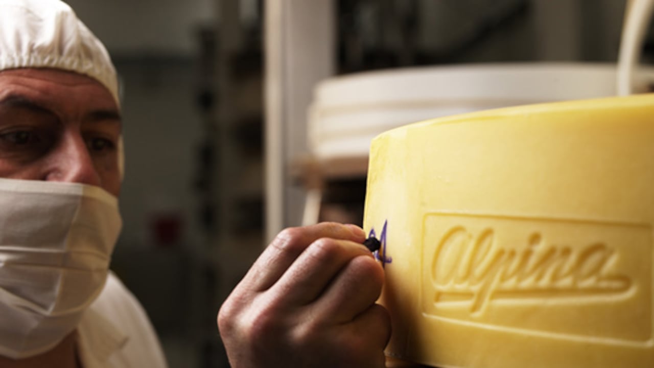 La nueva línea de snacks de queso deshidratado aporta propiedades nutricionales como proteína y calcio.