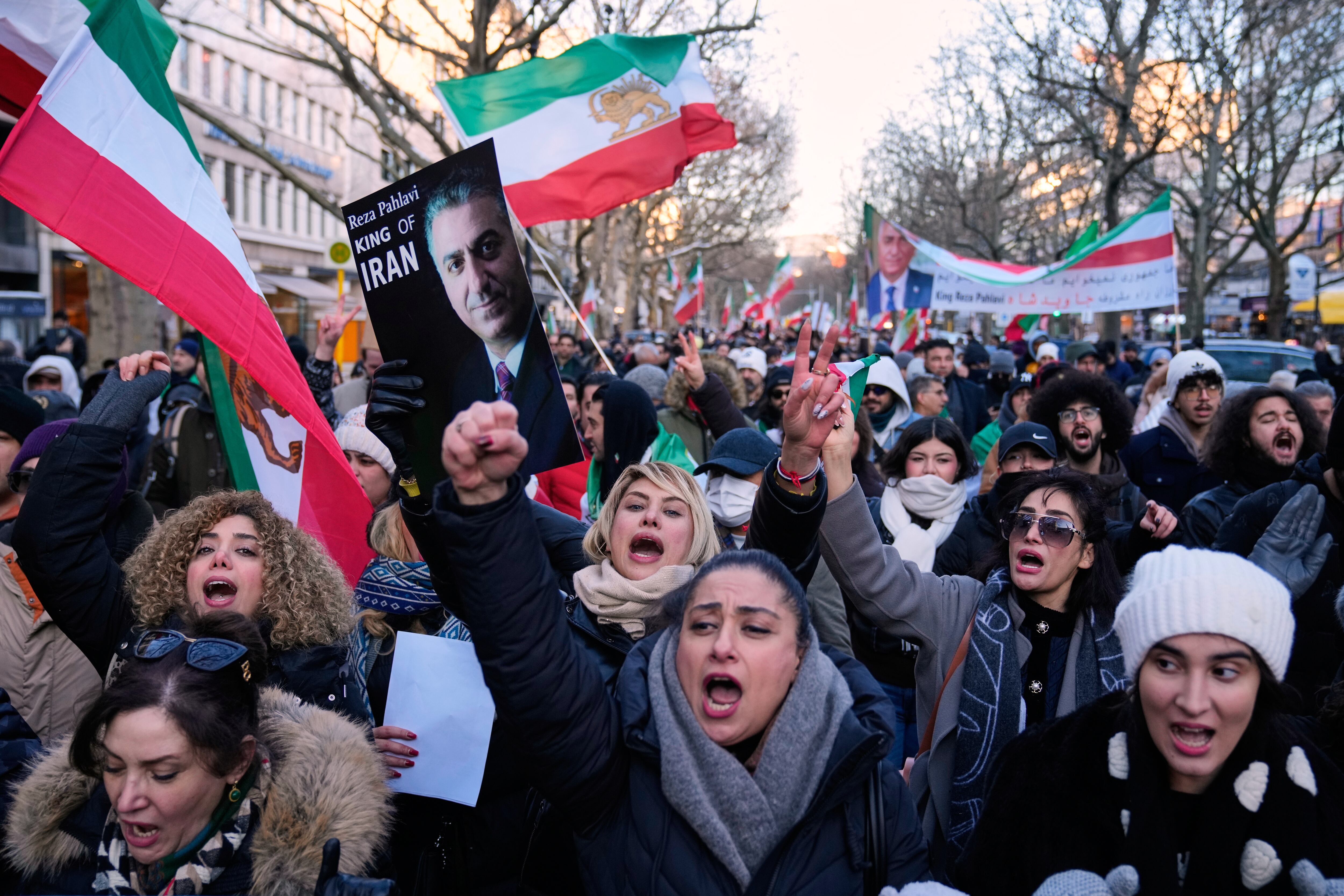 Los manifestantes participan en una manifestación en Berlín, Alemania, en apoyo a las protestas masivas a nivel nacional en Irán contra el gobierno.