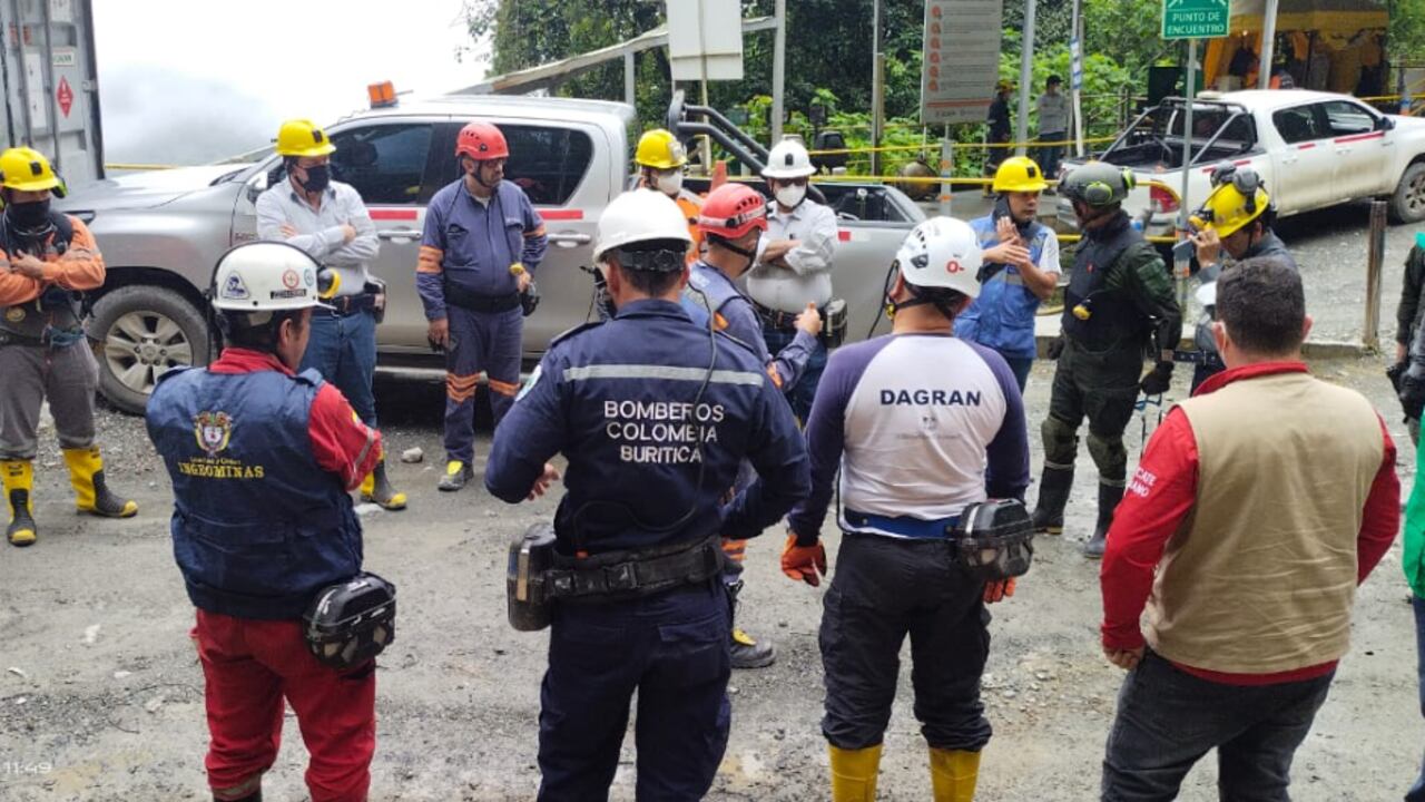 Labores de rescate de mineros que estarían atrapados en Buriticá, Antioquia.