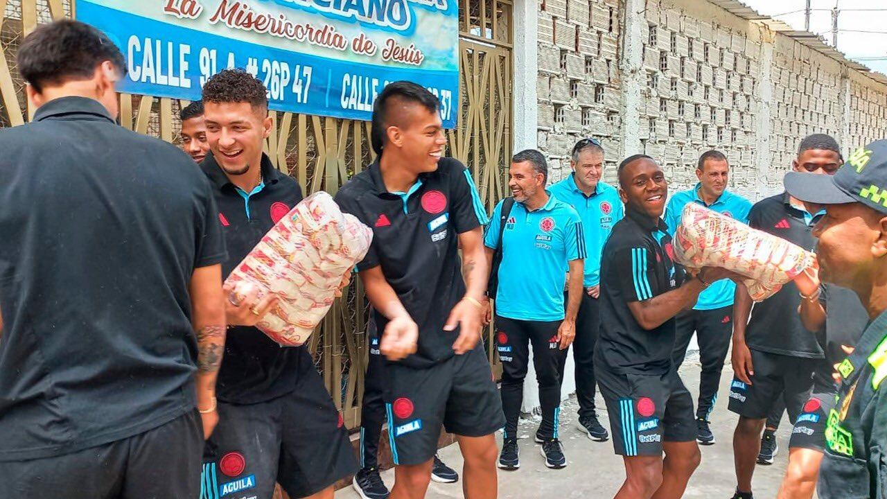 La Selección Colombia Sub-20 visitó a la Fundación para el Anciano Misericordia de Jesús en el distrito de Aguablanca