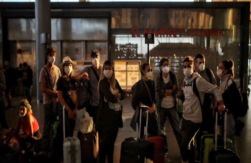 Turistas en el aeropuerto El Dorado esperando sus vuelos para regresar a casa