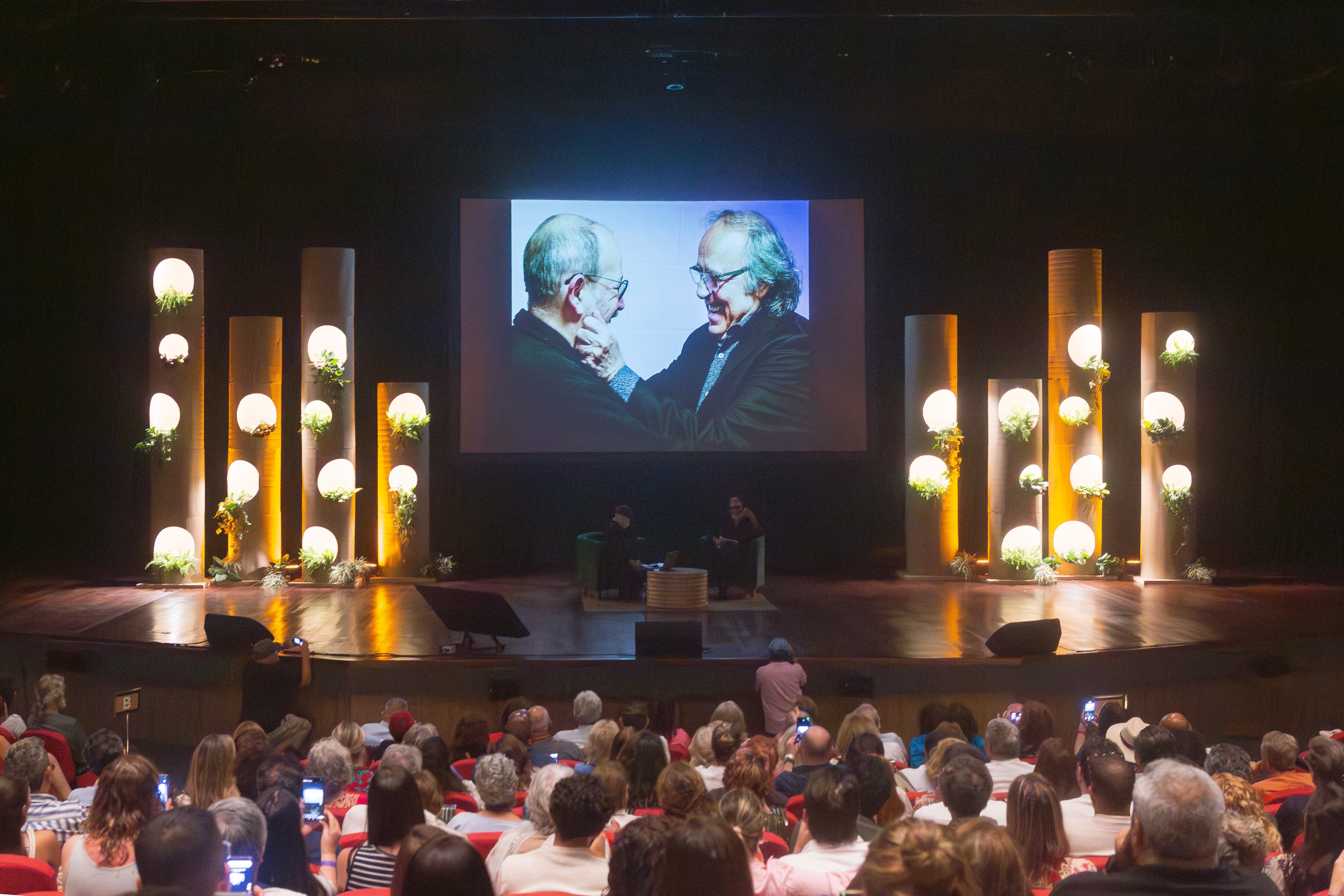 El cantante cubano Silvio Rodríguez en conversación con Daniel Mordzinski y Jorge Perugorría en el Hay Festival Cartagena 2026