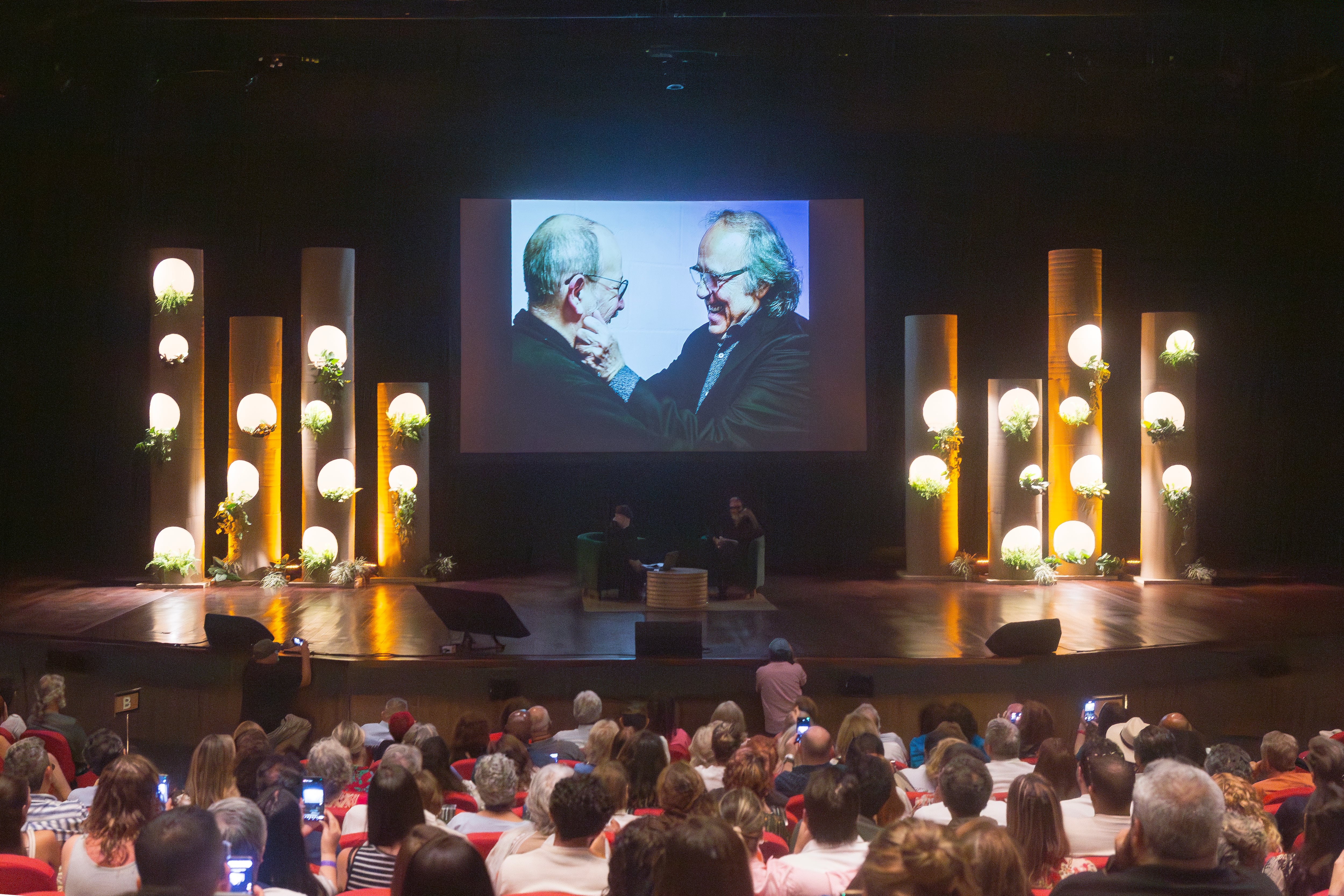 El cantante cubano Silvio Rodríguez en conversación con Daniel Mordzinski y Jorge Perugorría en el Hay Festival Cartagena 2026