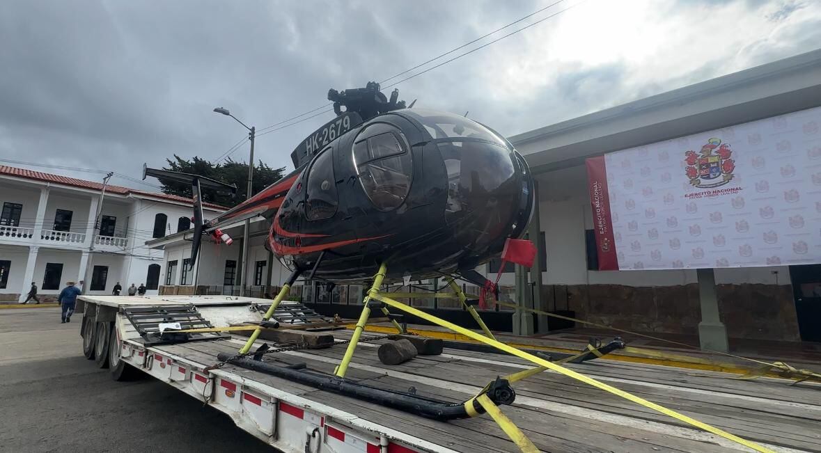 En unidad militar de Bogotá se encuentra este helicóptero que estaría al servicio de la mafia, según el Ejército.