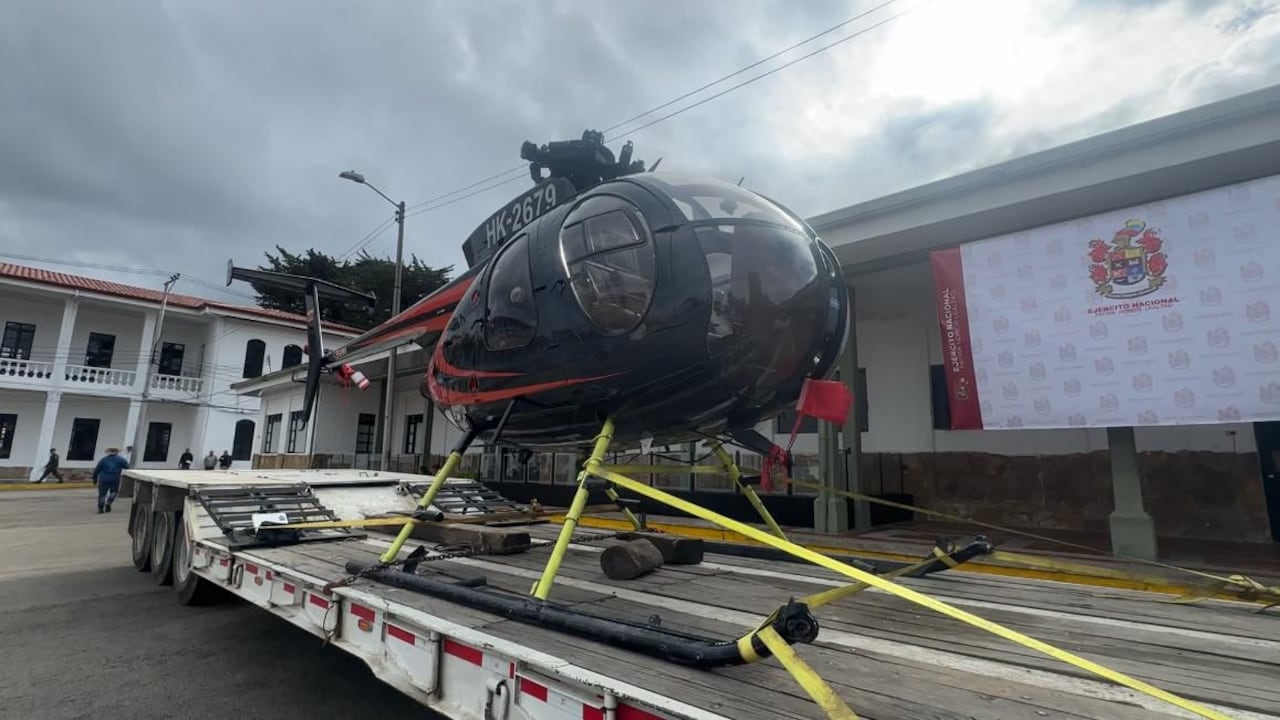 En unidad militar de Bogotá se encuentra este helicóptero que estaría al servicio de la mafia, según el Ejército.