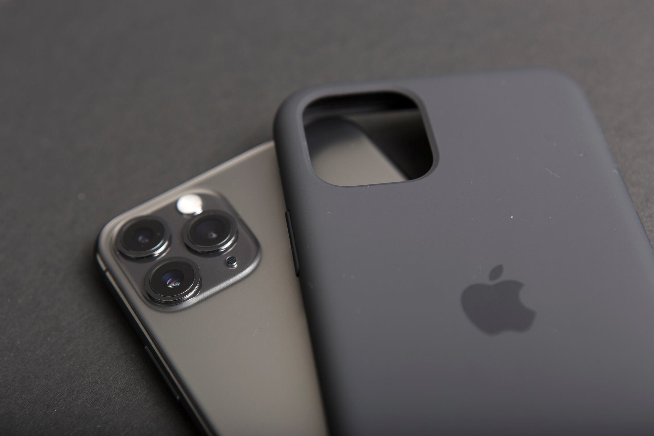 Una nueva tendencia parece imponerse entre los propietarios de estos teléfonos, al dejar de lado cualquier tipo de protección externa.