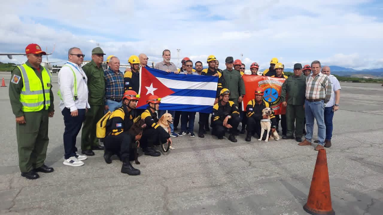 Llegan rescatistas cubanos