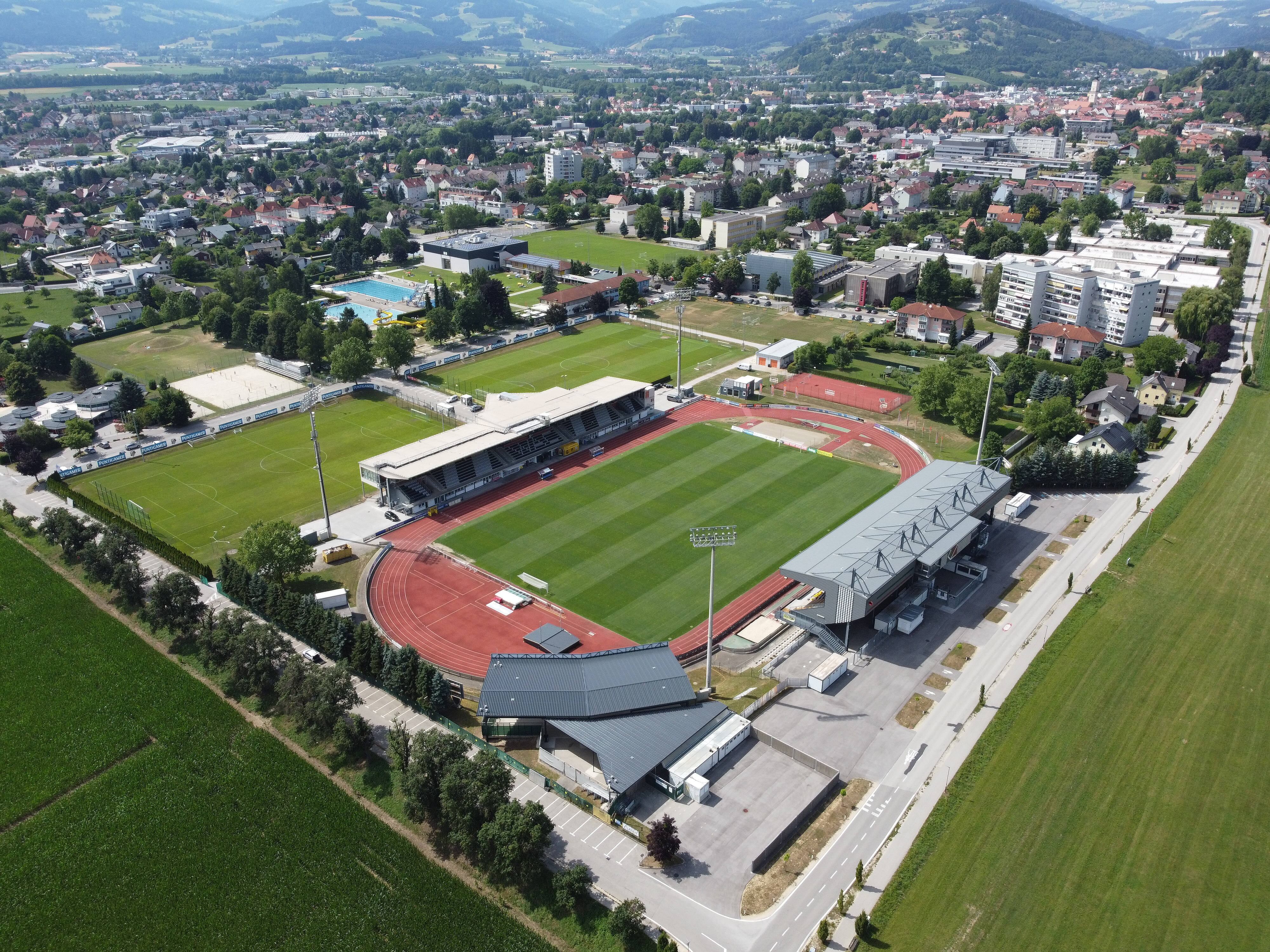 El Lavanttal Arena desde el aire con la ciudad de Wolfsberg detrás durante RZ Pellets WAC - Teamphoto en Lavanttal-Arena el 8 de julio de 2021 en Wolfsberg, Austria.