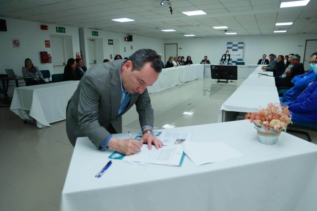 Secretario de Salud, Alejandro Gómez, firmando el memorando de entendimiento