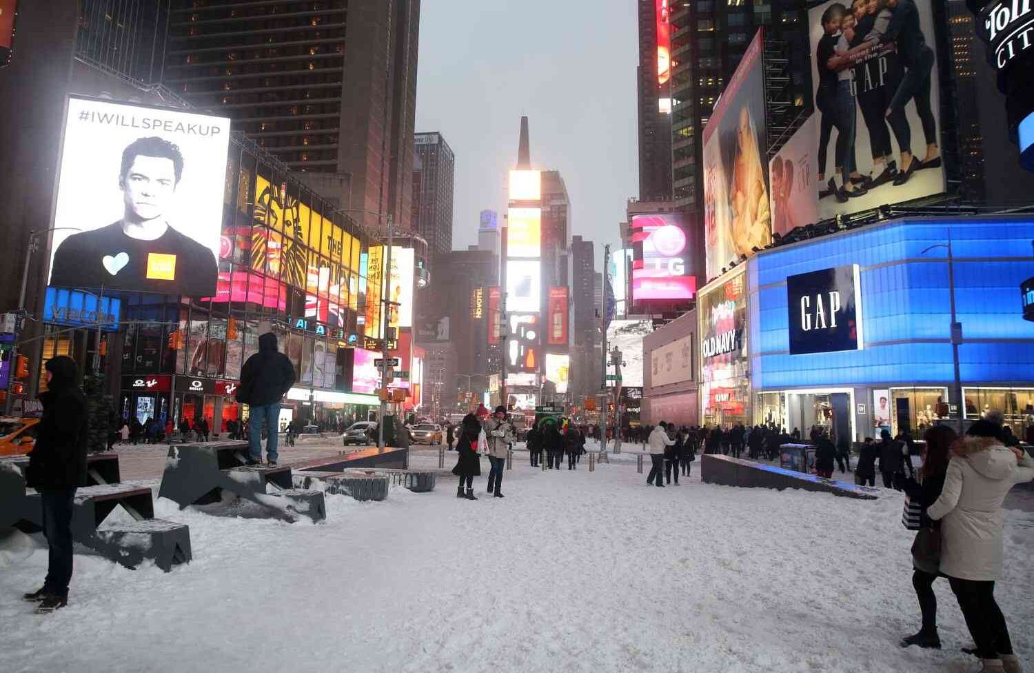NUEVA YORK: La gente se ve en Times Square durante una tormenta de nieve en la ciudad de Nueva York, Estados Unidos el 4 de enero de 2018. (Mohammed Elshamy - Agencia Anadolu). 