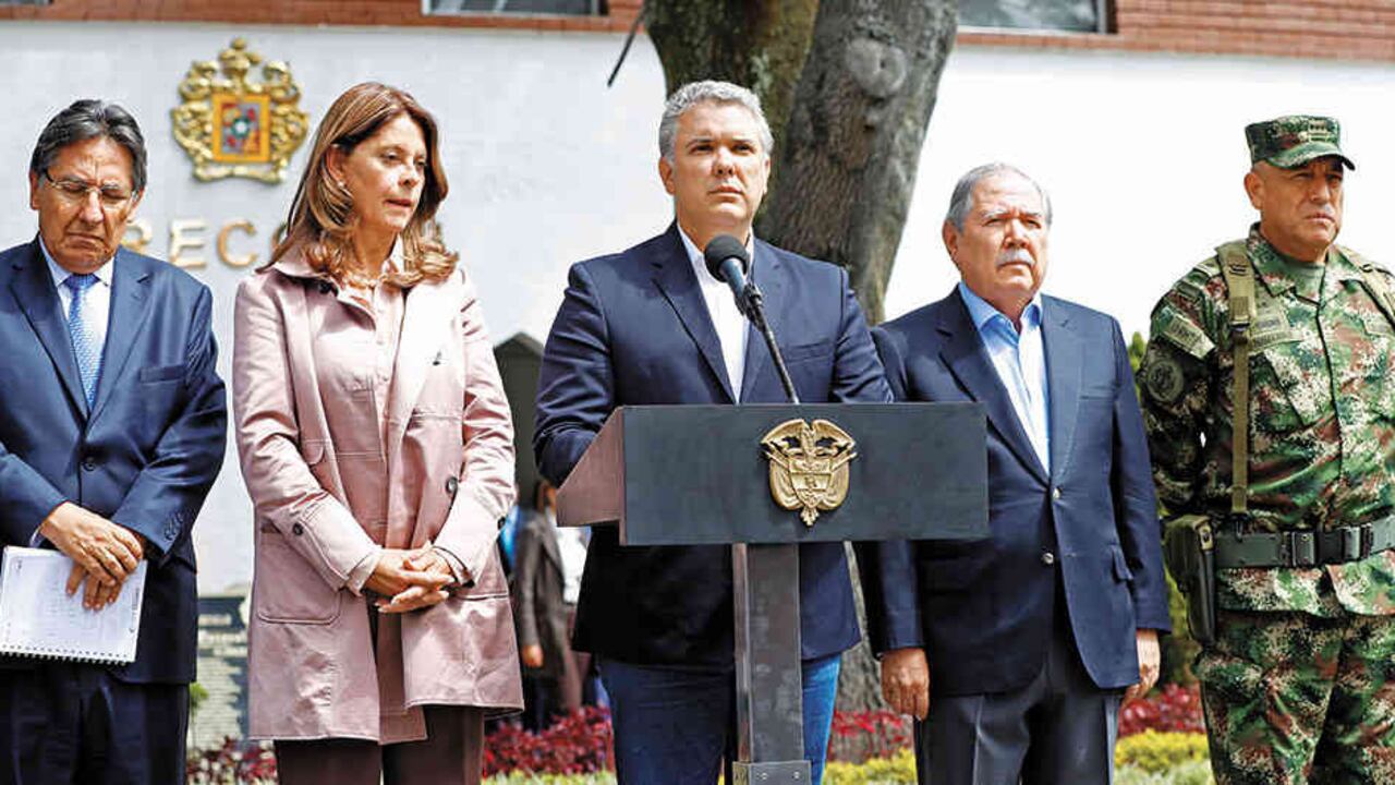Tras la explosión en la Escuela General Santander, el presidente Iván Duque encabezó la atención de la emergencia. Lo acompañaron, de izquierda a derecha, el fiscal general, Néstor Humberto Martínez; la vicepresidenta Marta Lucía Ramírez, y el ministro de Defensa, Guillermo Botero.