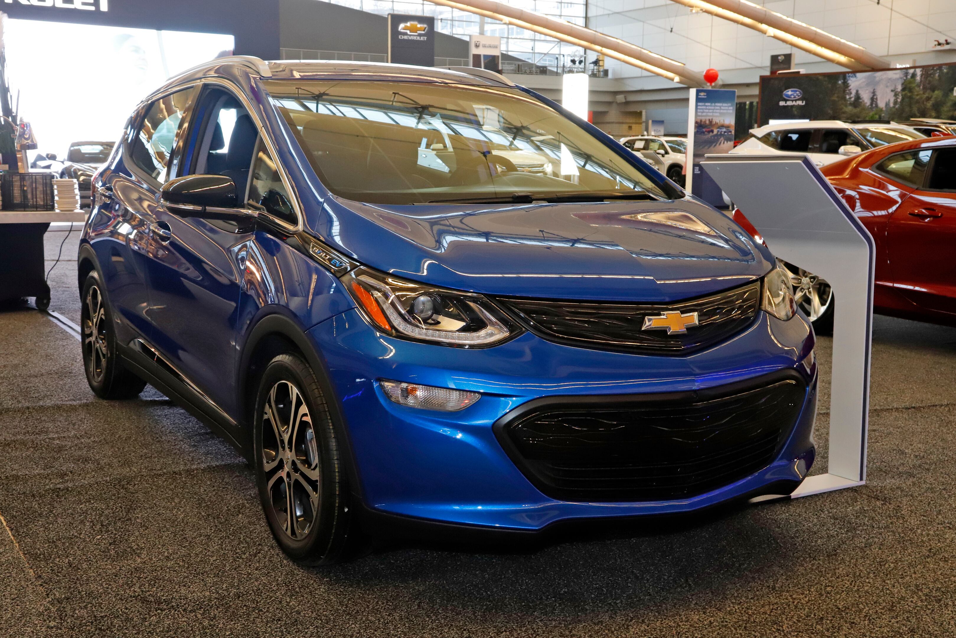 ARCHIVO - Esta foto muestra un Chevrolet Bolt EV 2020 en exhibición en el Salón Internacional del Automóvil de Pittsburgh 2020 en Pittsburgh. General Motors está retirando del mercado todos los vehículos eléctricos Chevrolet Bolt vendidos en todo el mundo para solucionar un problema de batería que podría provocar incendios.  (AP Photo / Gene J. Puskar)