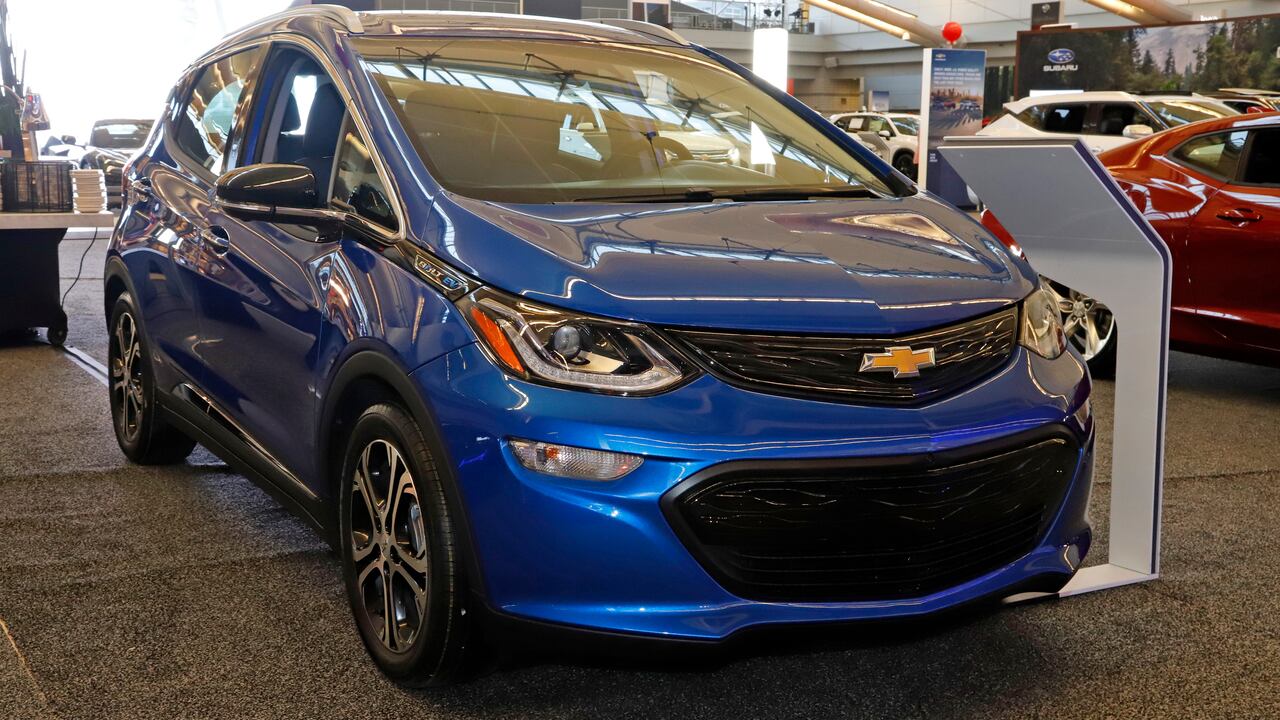 ARCHIVO - Esta foto muestra un Chevrolet Bolt EV 2020 en exhibición en el Salón Internacional del Automóvil de Pittsburgh 2020 en Pittsburgh. General Motors está retirando del mercado todos los vehículos eléctricos Chevrolet Bolt vendidos en todo el mundo para solucionar un problema de batería que podría provocar incendios. (AP Photo / Gene J. Puskar)