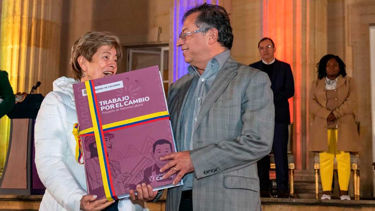 El presidente Gustavo Petro junto a la ministra de Trabajo Gloria Inés Ramírez en la presentación de la reforma laboral.