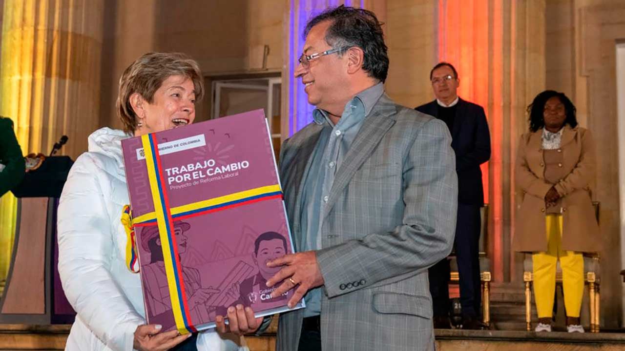 El presidente Gustavo Petro junto a la ministra de Trabajo Gloria Inés Ramírez en la presentación de la reforma laboral.