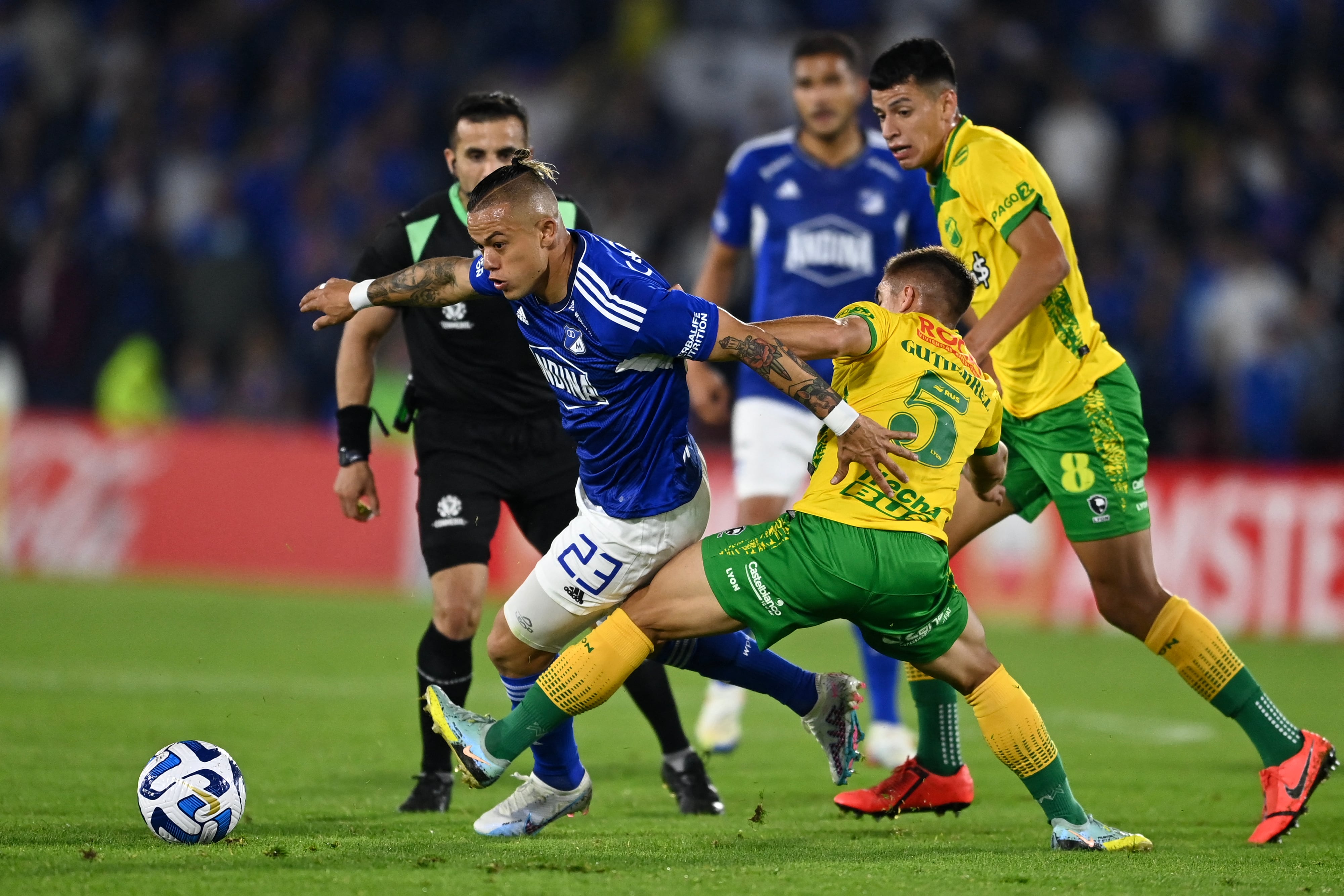 Leonardo Castro, figura del partido, luchando un esférico con Gutiérrez.