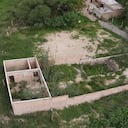 La fotografía muestra la imagen de cinco jóvenes arrodillados y maniatados. El video registra el momento en que uno de ellos es atacado con un objeto contundente y un cuchillo, mientras otros cuerpos yacen en el suelo.