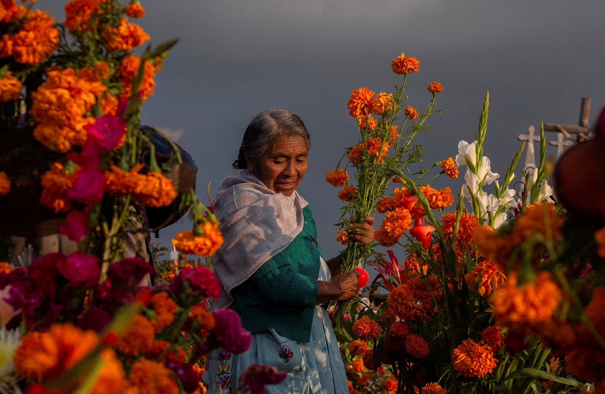 En imágenes : Familias mexicanas se reúnen en cementerios para celebrar el Día de Muertos