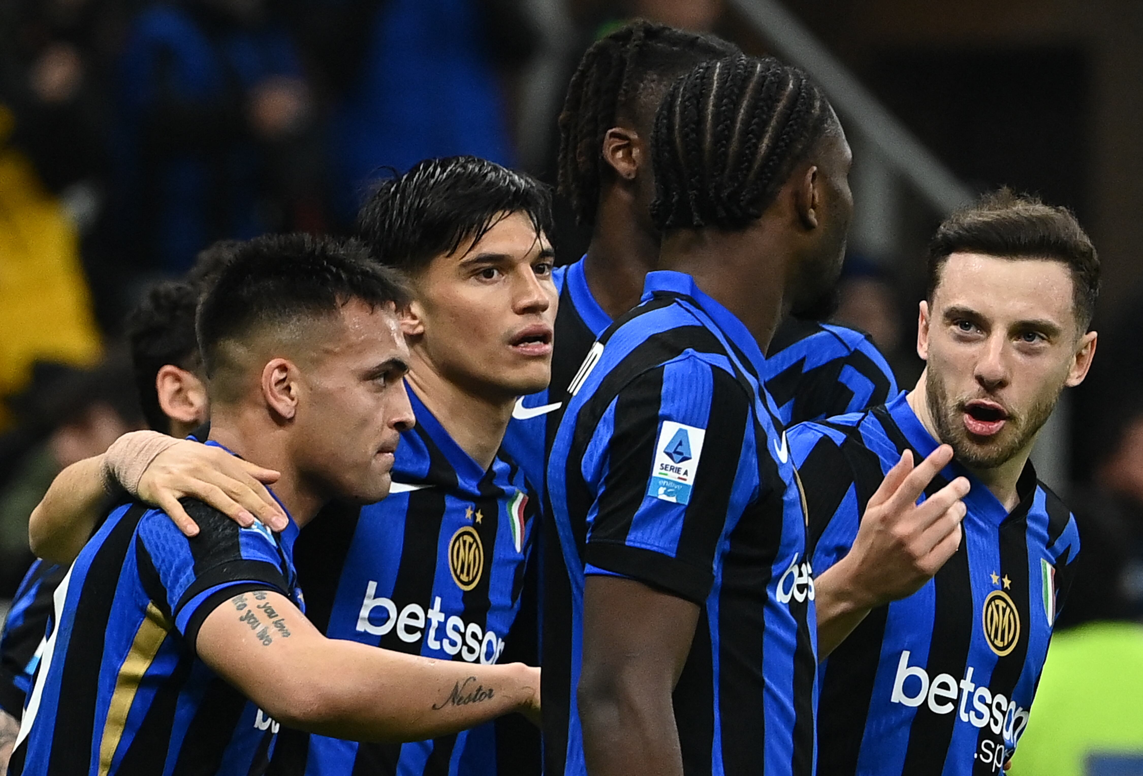 Inter remonta al Monza para conservar liderato
