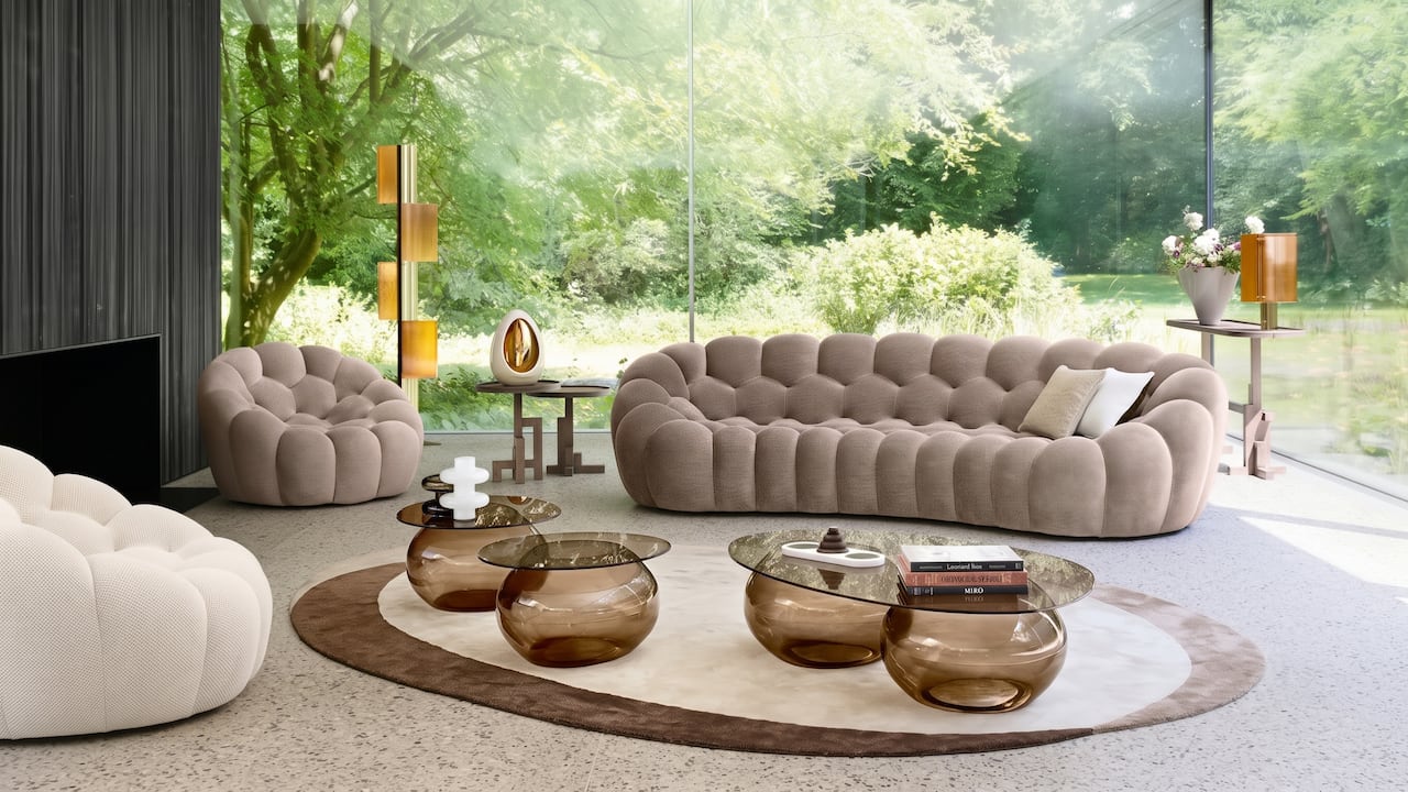 Bubble Curve puede convivir con otros elementos de Roche Bobois como una consola y mesa auxiliar o una lámpara de pie.