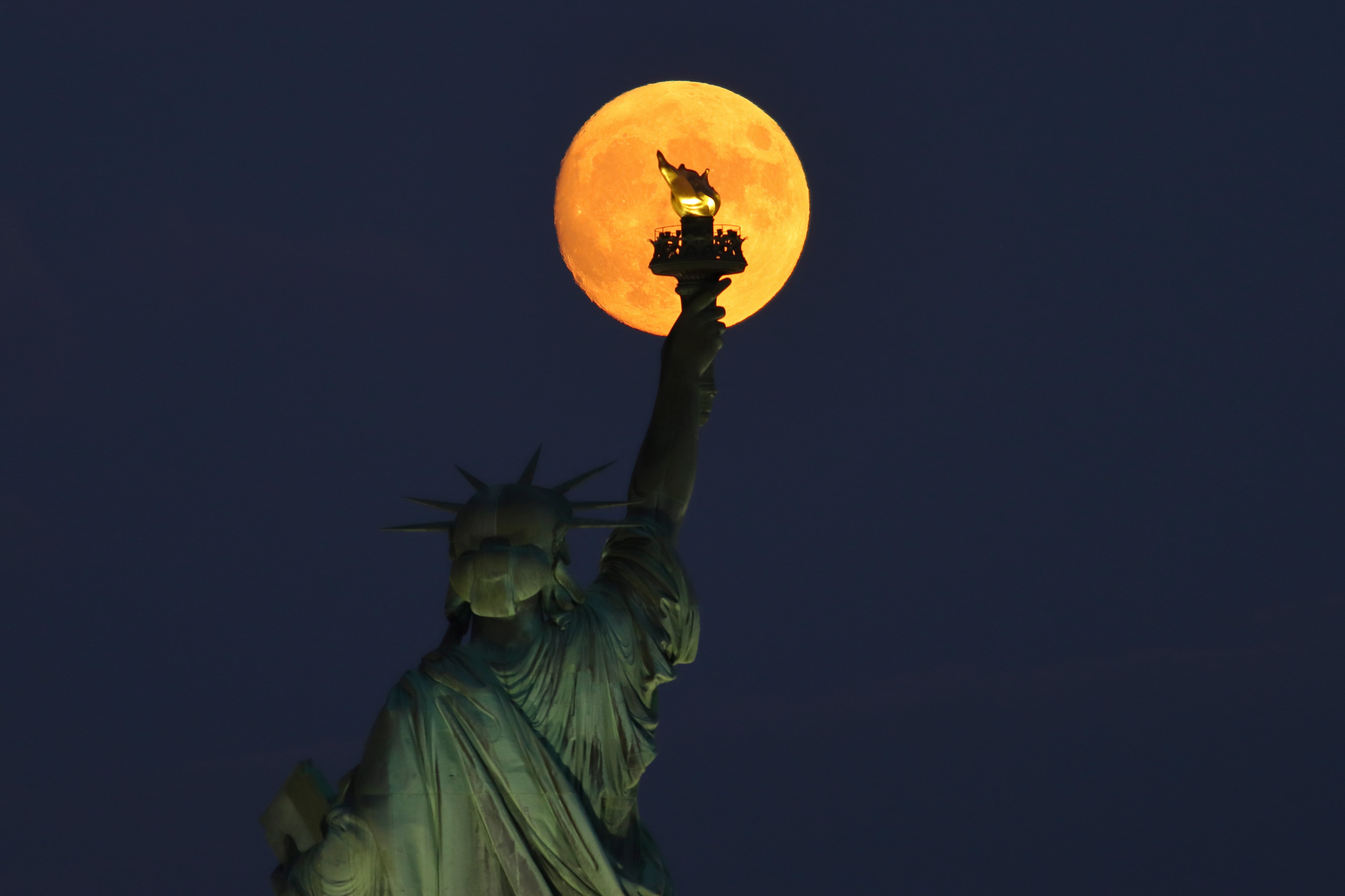La luna de esturión adorna a la Estatua de la Libertad en Nueva York.