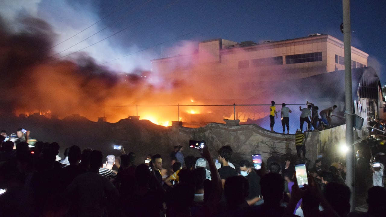 Dramáticas imágenes del incendio y el rescate de heridos en una sala de aislamiento por covid-19 del hospital Al-Hussein, en la ciudad de Nasiriyah en la gobernación de Dhi Qar, Irak. ( Arshad Mohammed - Anadolu )