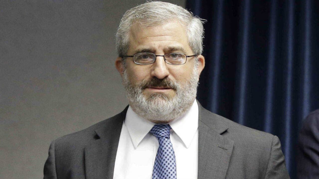 Con bonos de deuda de la petrolera se estructuró una operación que terminó en lavado de activos. Empresarios amigos del gobierno Maduro están en la mira del fiscal Benjamin Greenberg (izquierda).