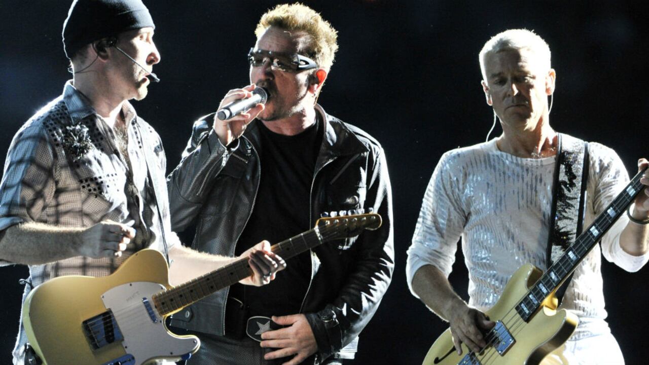 La banda irlandesa U2 fue el centro de las críticas junto con el gigante Apple.