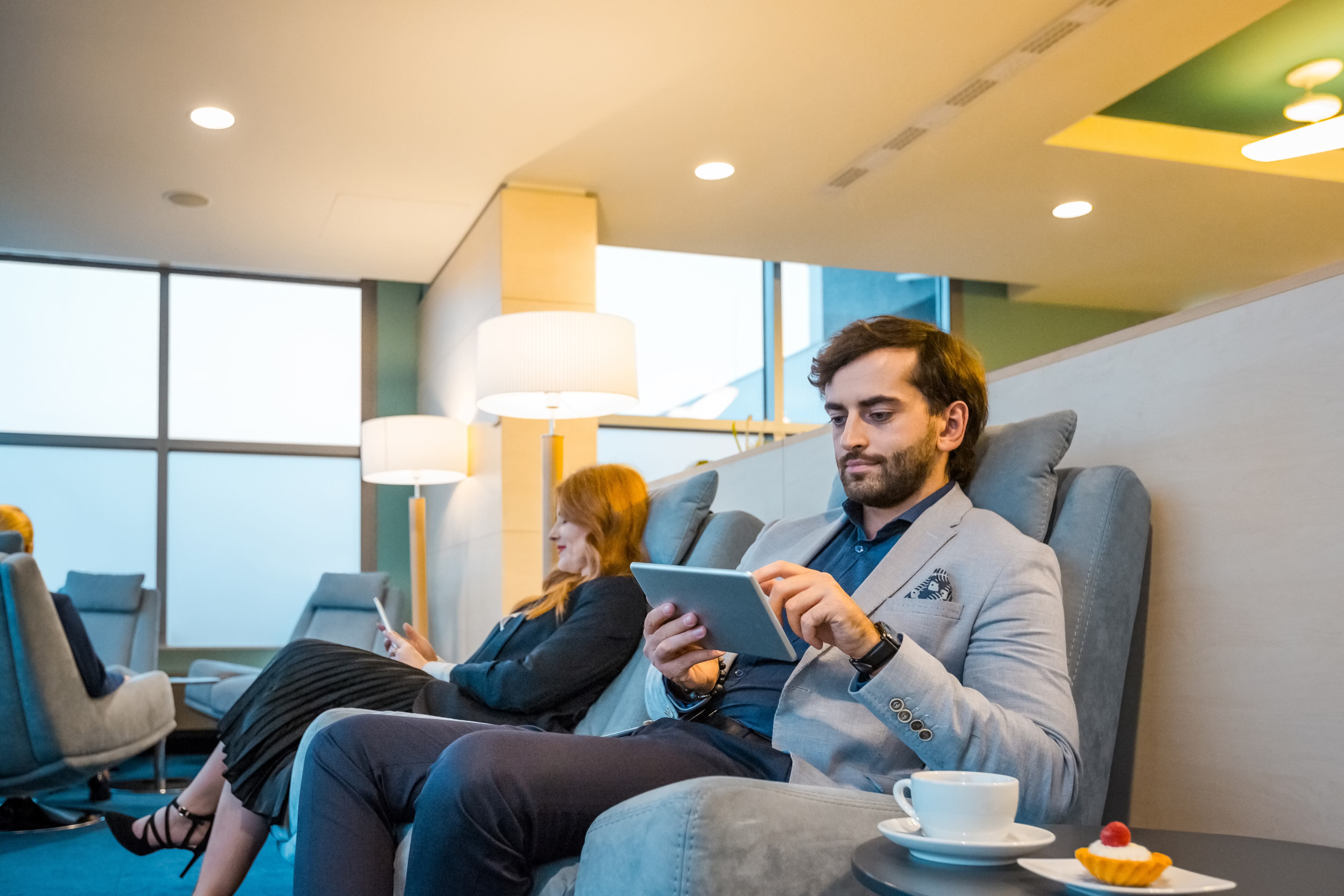 En algunos aeropuertos podrá leer y descansar mientras es el tiempo de su próximo vuelo