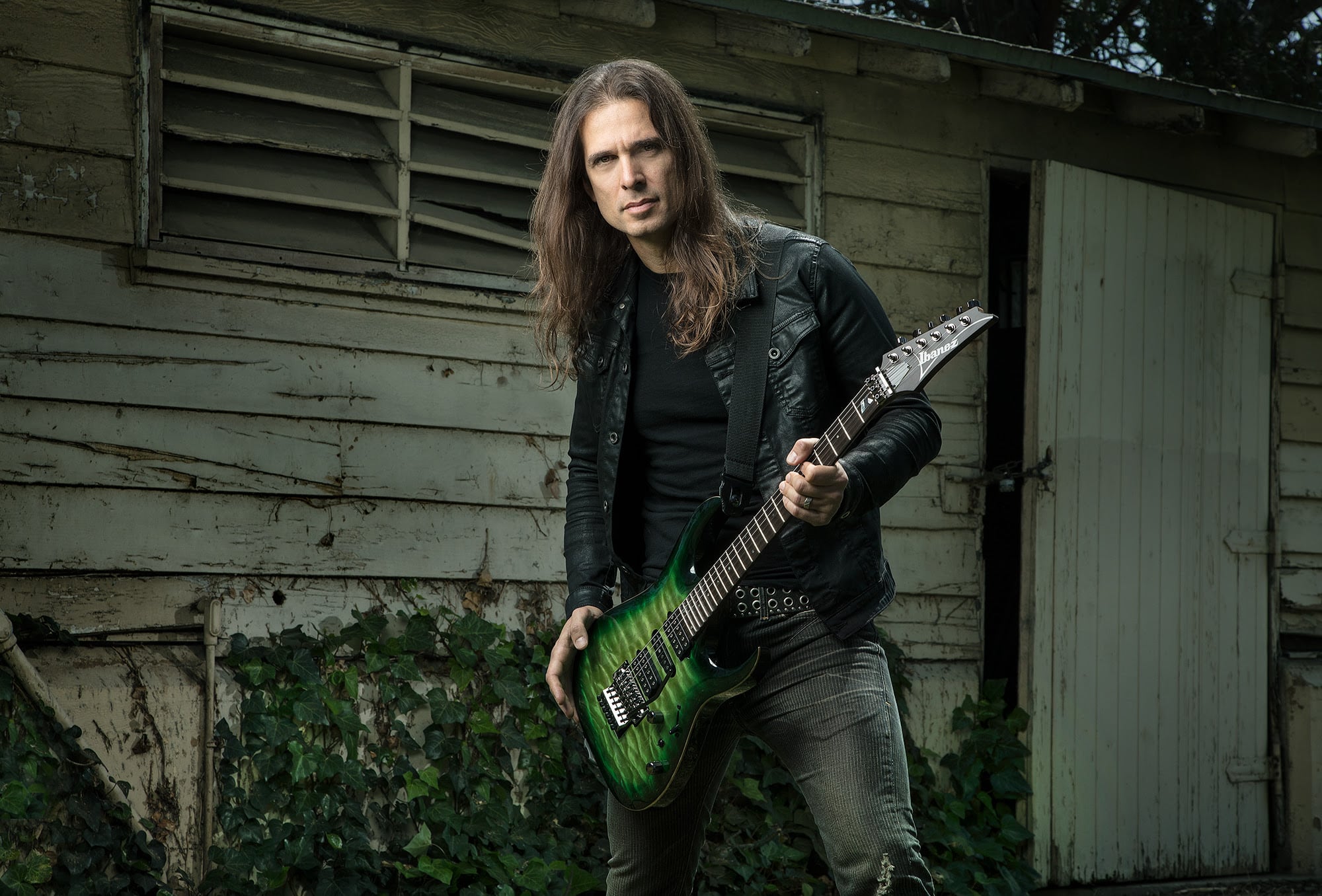 Su carrera en solitario empezó mientras escribían con Angra el álbum 'Temple of Shadows' (2004). Ahí supo que quería crear otra capa que no tocara la de las bandas que integra.