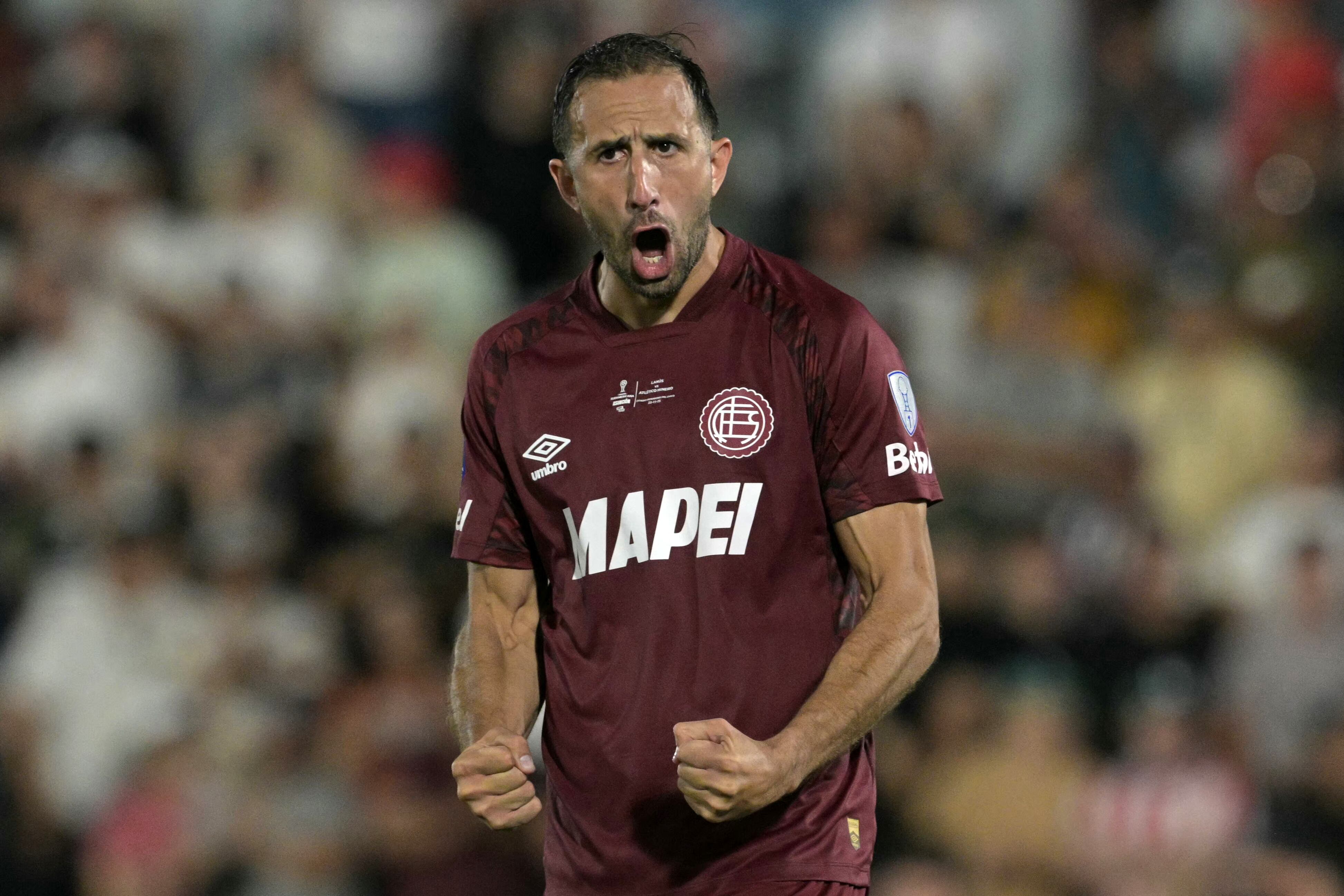 Lanus' defender #24 Carlos Izquierdoz celebrates after scoring during the penalty shootout of the Copa Sudamericana final football match between Argentina's Lanus and Brazil's Atletico Mineiro at the Defensores del Chaco stadium in Asuncion on November 22, 2025. (Photo by JUAN MABROMATA / AFP)