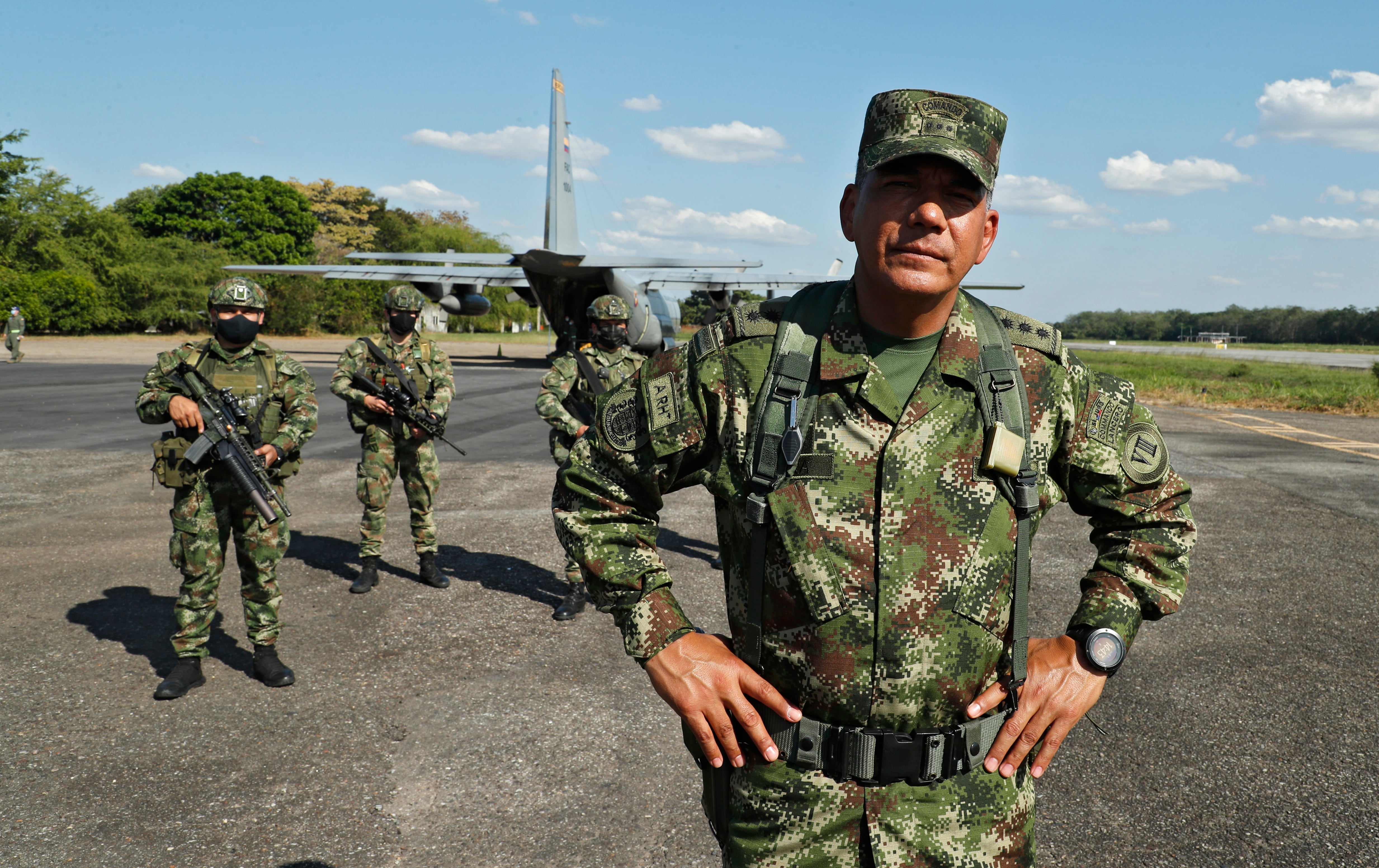 General Jorge Eduardo Mora comandante de la Octava División del Ejército durante el arribo de los 600 militares del Ejército Nacional  que reforzarán la seguridad de Arauca, tras el homicidio selectivo de 27 personas en el departamento.
Arauca enero 6 del 2022
Foto Guillermo Torres / Semana