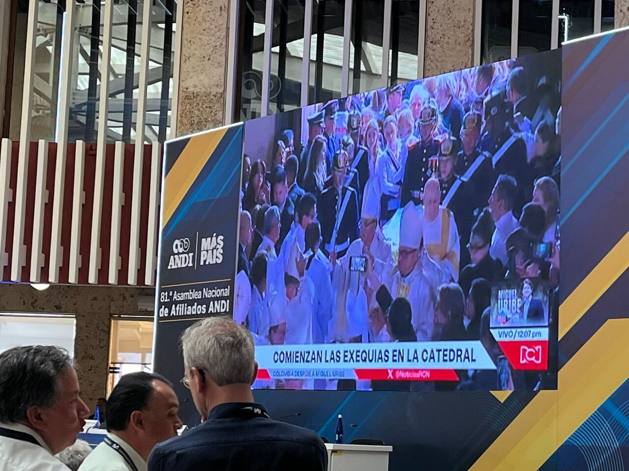 Asistentes al Congreso de la Andi observaron la transmisión de las honras fúnebres de Miguel Uribe Turbay.