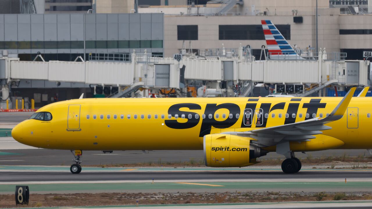 Un Airbus A321 de Spirit Airlines taxis en el Aeropuerto Internacional de Los Ángeles después de llegar desde Las Vegas el 19 de septiembre de 2024 en Los Ángeles, California. (Foto de Kevin Carter/Getty Images)
