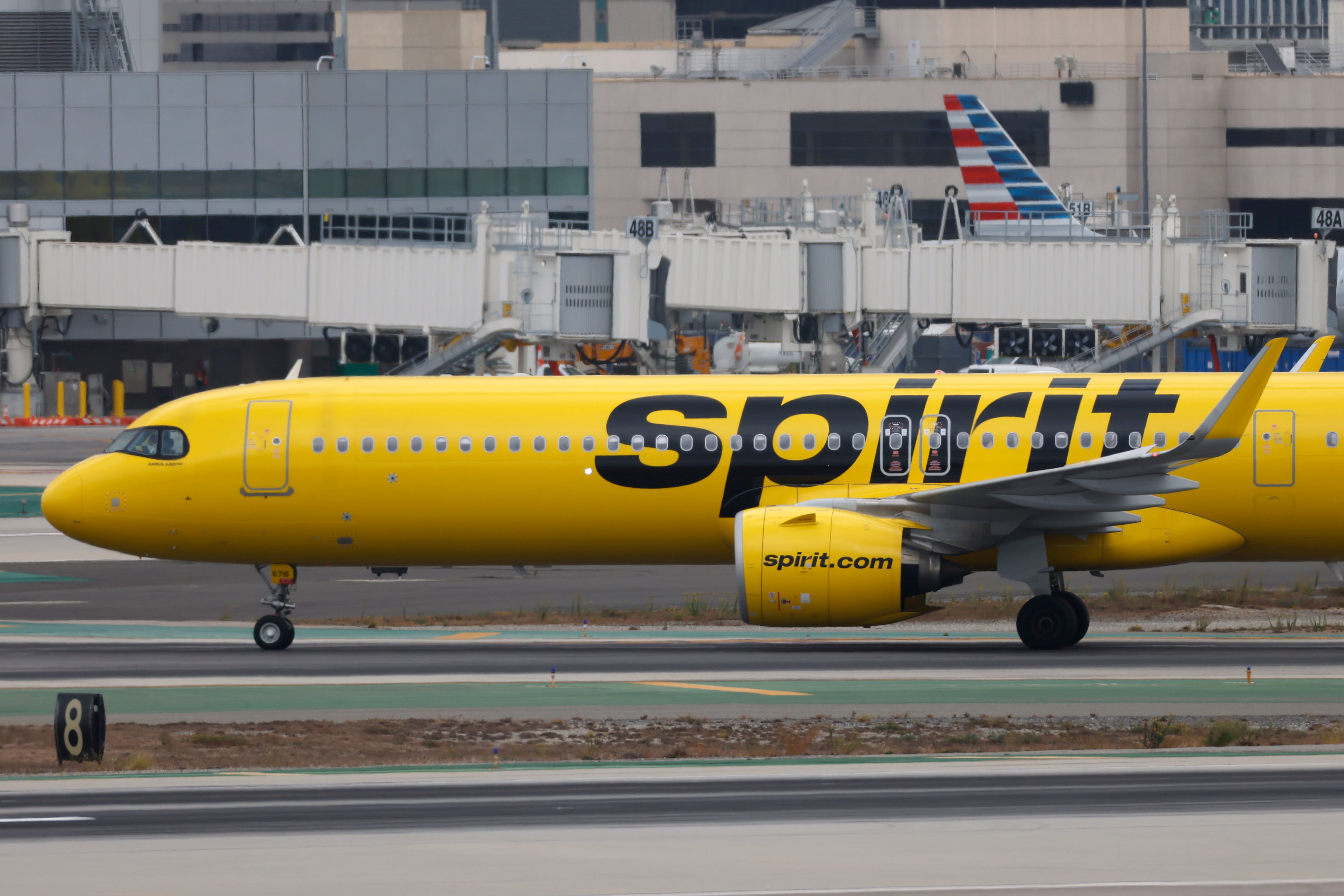 Un Airbus A321 de Spirit Airlines taxis en el Aeropuerto Internacional de Los Ángeles después de llegar desde Las Vegas el 19 de septiembre de 2024 en Los Ángeles, California.  (Foto de Kevin Carter/Getty Images)
