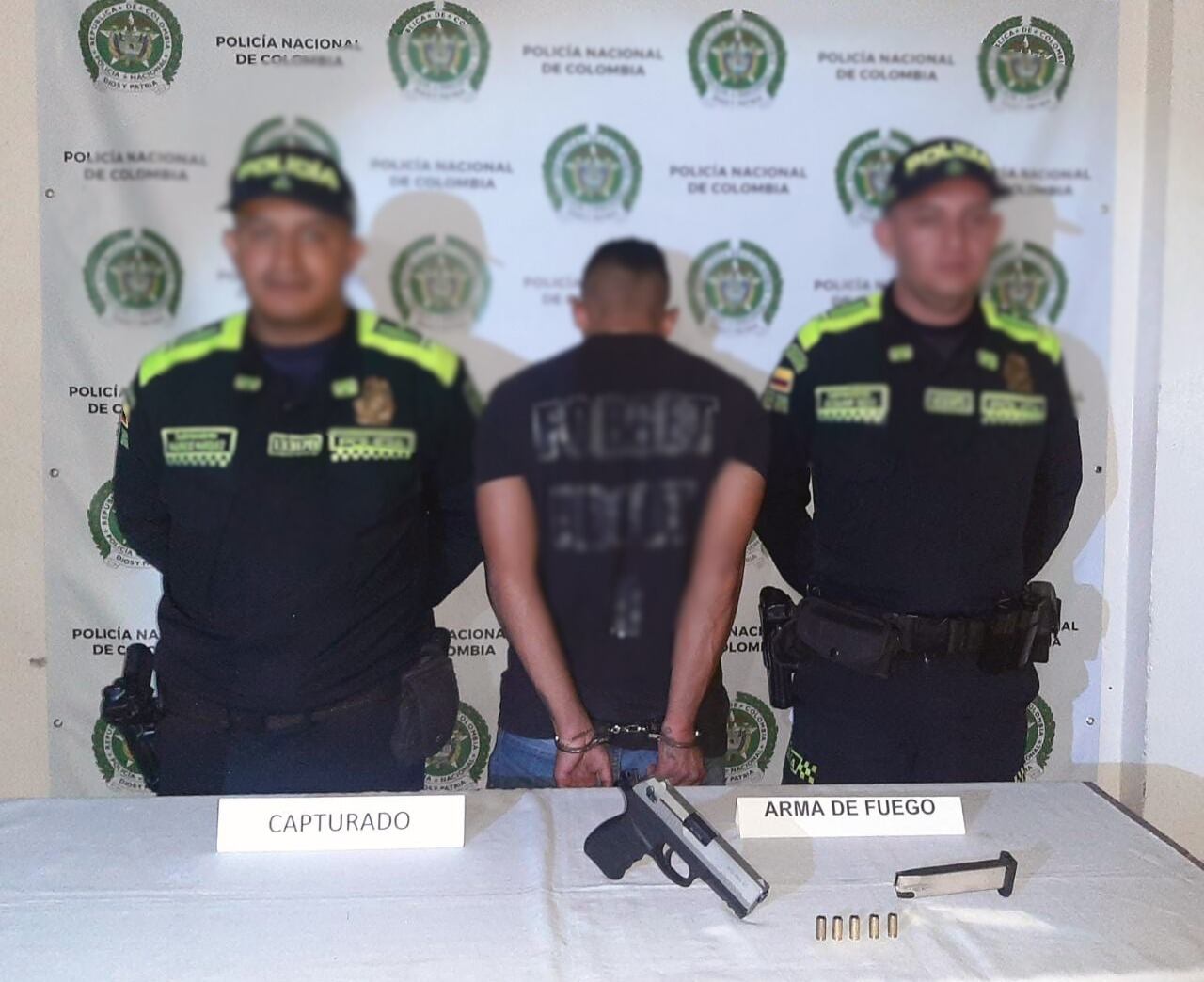 Al notar la presencia de la autoridad, este sujeto arrojó el arma de fuego y se dio a la fuga