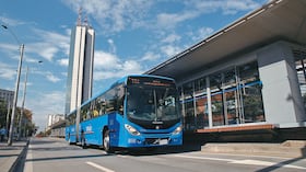 Bus del MIO en Cali, parte del sistema de transporte público de la ciudad.