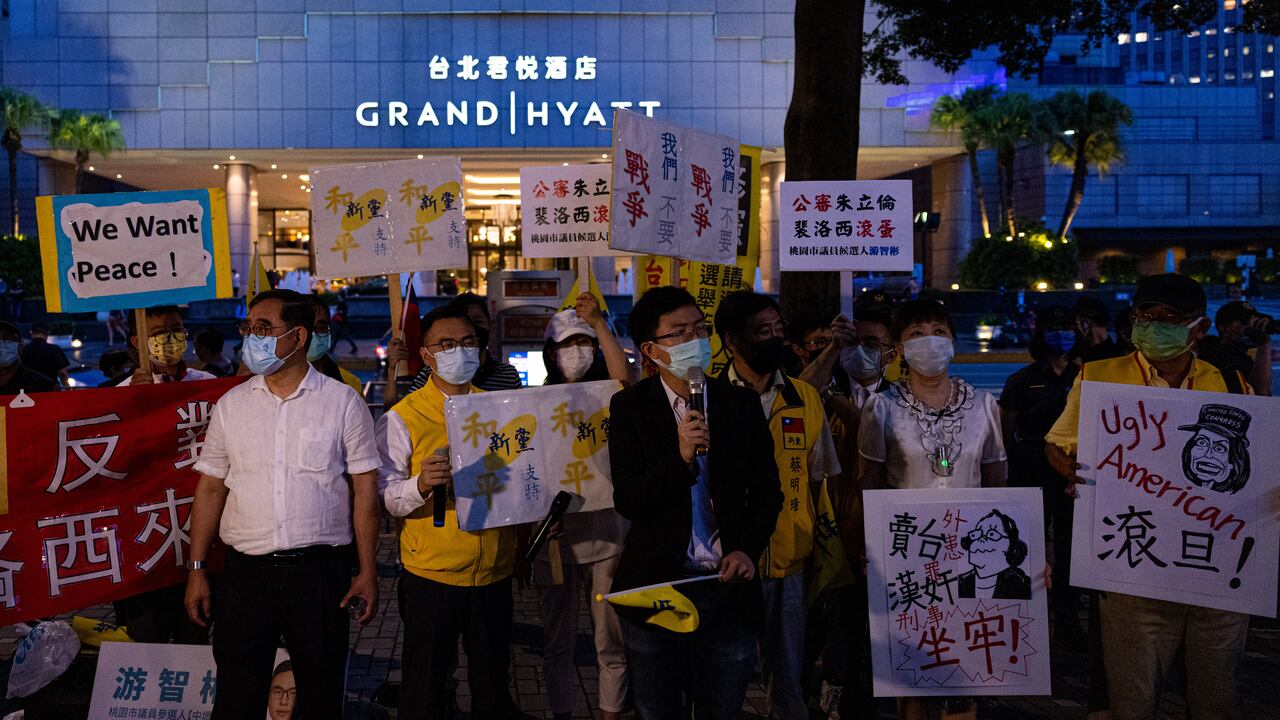 Decenas de personas protestaron a fuera del aeropuerto de Taipéi contra la llegada de Pelosi a territorio taiwanés.