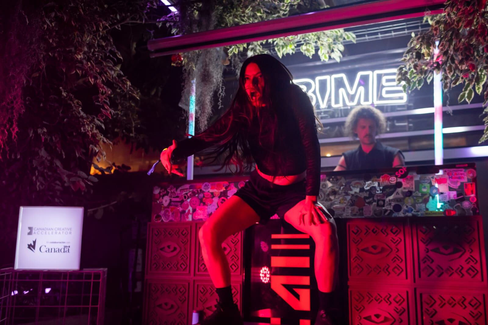 Sus raíces en el performance y en la danza son parte integral del espíritu de del show de Baby Volcano.