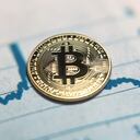 Londres, Reino Unido - 04 22 2021: Bitcoin acuña criptomoneda en el fondo del gráfico de datos financieros.